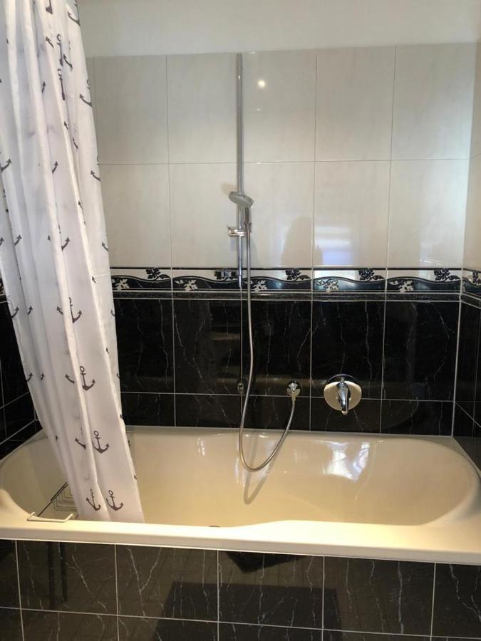 Grenznahe Ferienwohnung Mit 4 Schlafzimmern Grenzach-Wyhlen Exteriér fotografie